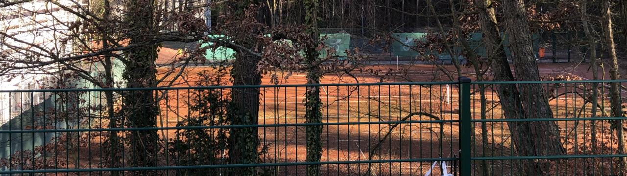 Schulgebäude mit Tennisplätzen