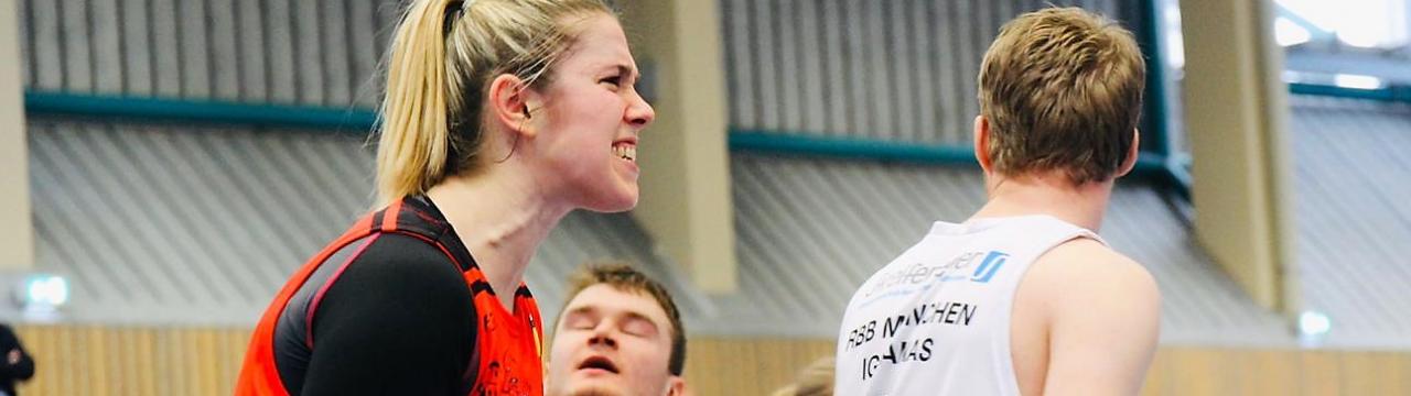Nathalie Ebertz in Jubelpose bei einem Spiel des Rollstuhlbasketball-Vereins Doneck Dolphins Trier 