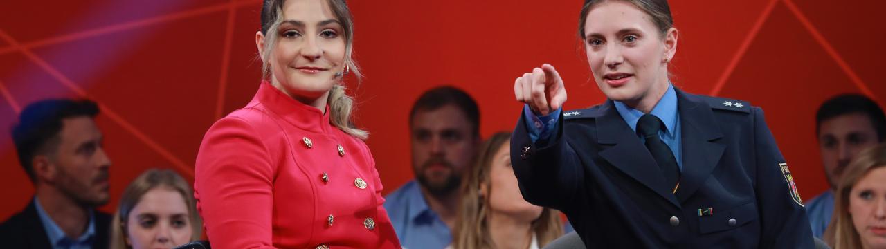 Zwei junge Frauen im TV-Studio