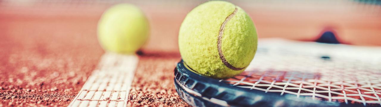 Tennisschläger mit Tennisball