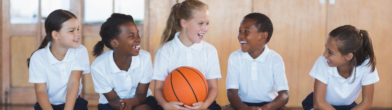 Kinder beim Basketballspielen in der Schule