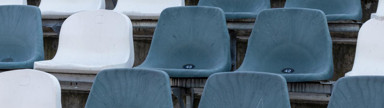 Leere Plätze in einem Sportstadion.