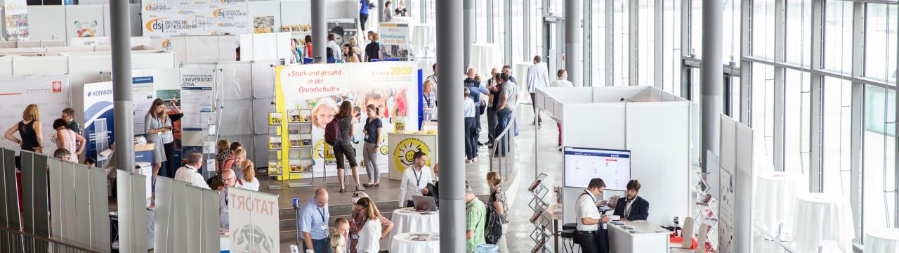 Stände mit Personen auf dem Deutschen Präventionstag 2018