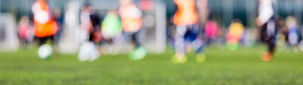 Kinder auf dem Fußballplatz