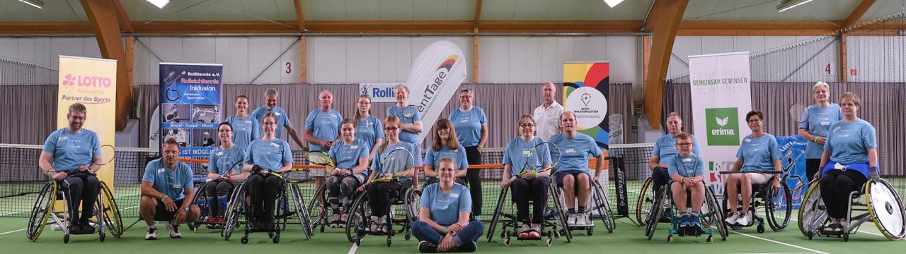 Rollstuhltennisspiele*innen auf dem Tennis-Platz