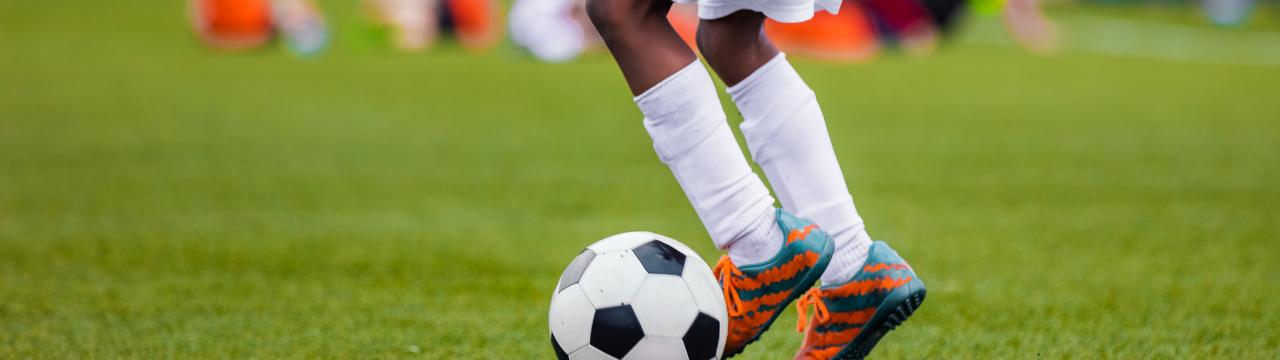 Junge beim Fußballspielen