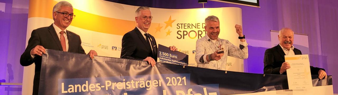 Der TV Cochem erhält den silbernen "Stern des Sports" aus den Händen des Ministers des Innern und für Sport, Roger Lewentz.