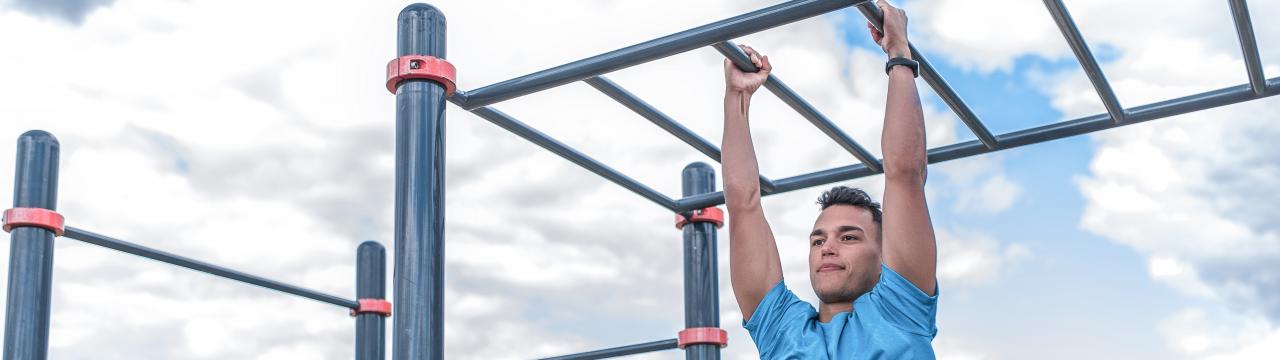 Outdoor-Sportler macht Fitnessübung