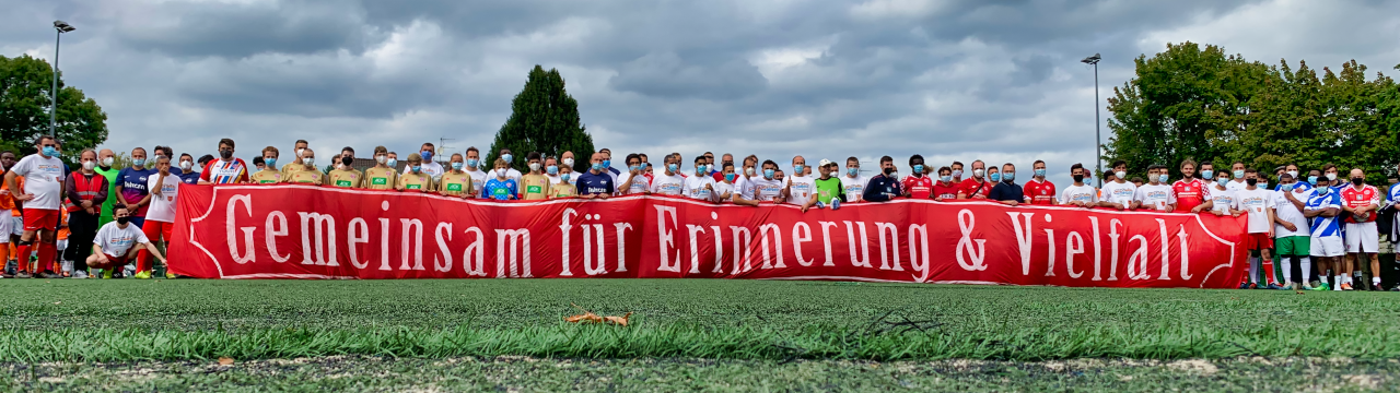 Fußballspieler unter wolkenverhangenem Himmel