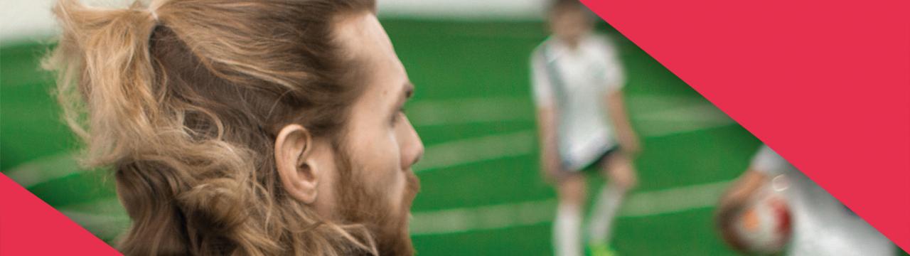 Trainer schaut auf Spieler*innen.