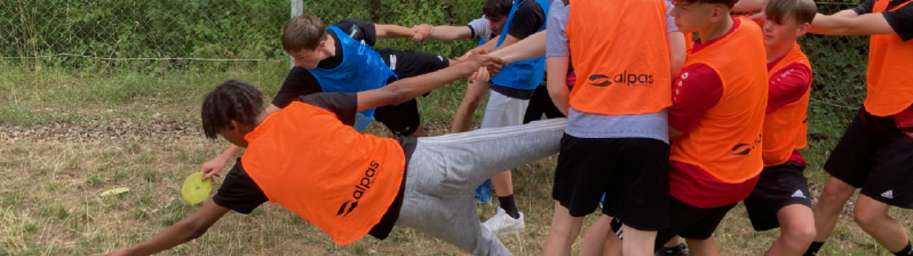 Jugendfußballspieler bei Vertrauensübungen