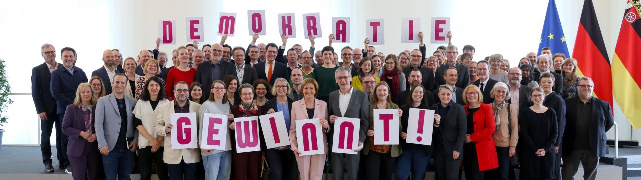 Gruppenfoto Bündnisvertreter*innen "Demokratie gewinnt"