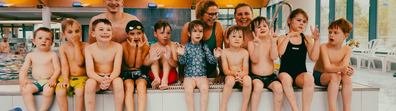 Gruppenbild der Schwimmkursteilnehmer*innen