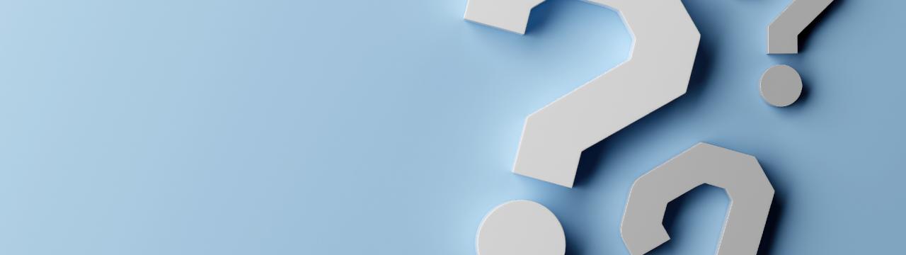 Drei Fragezeichen auf hellblauem Hintergrund