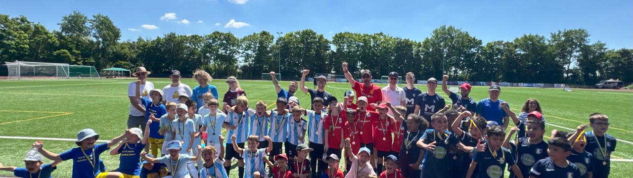 Verschiedene Mannschaften auf einem Foto beim FC livingroom Cup