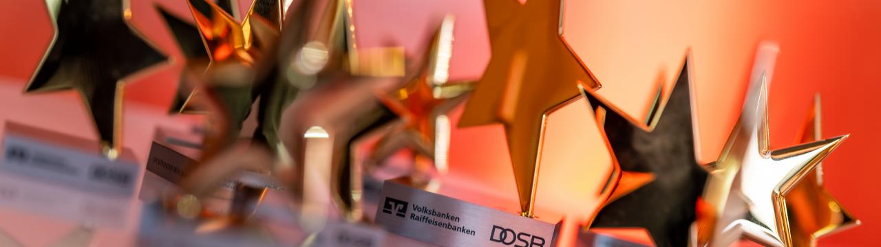 Sterne des Sports-Trophäen vor rötlichem Hintergrund