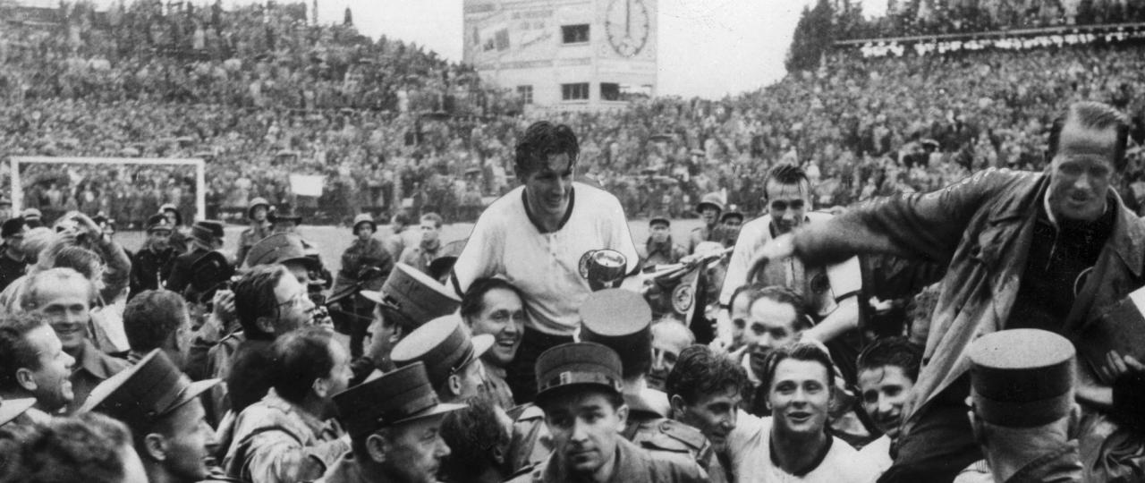 Friz Walter auf den Schultern von Menschen nach dem WM-Sieg 1954 in Bern.