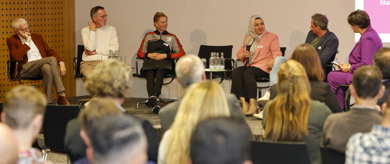 Podiumsdiskussion mit sechs Personen