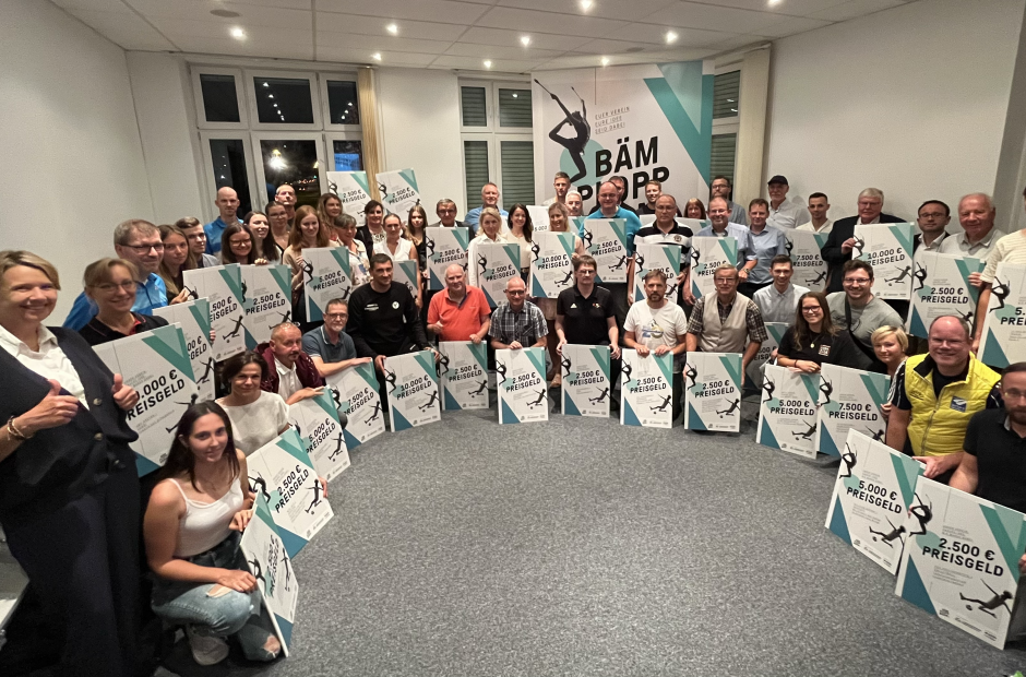 Gruppenfoto aller Gewinnerinnen und Gewinner 