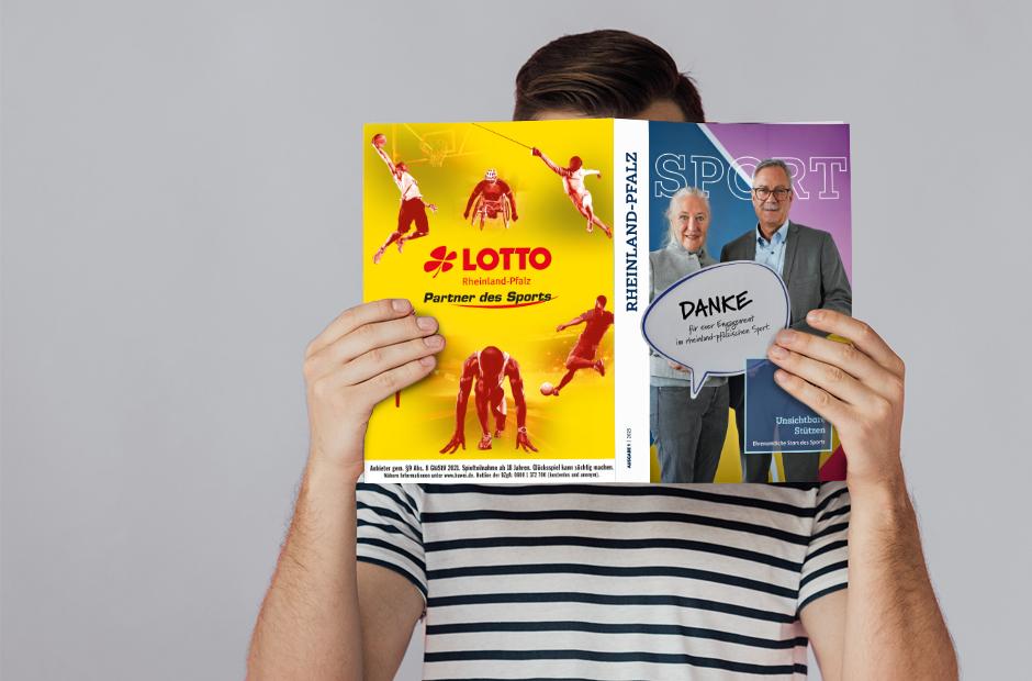 Person, die Magazin vor dem Gesicht hält und liest