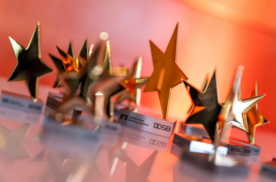 Sterne des Sports-Trophäen vor rötlichem Hintergrund