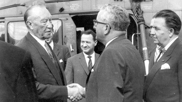 Konrad Adenauer und August  Zeuner geben sich die Hand. 