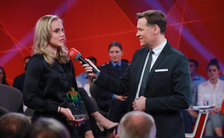 Nachwuchssportlerin des Jahres 2019 Katharina Albers mit SWR-Moderator Holger Wienpahl