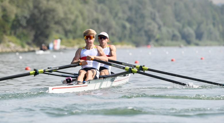Jason Osborne im Ruderboot auf dem Wasser.