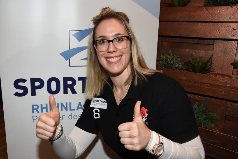 Nathalie Ebertz vor dem Banner der Stiftung Sporthilfe des Landessportbundes Rheinland-Pfalz