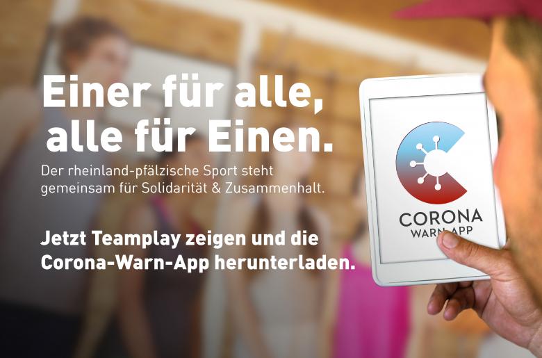 Trainer hält ein Smartphone mit der Corona-Warn-App.