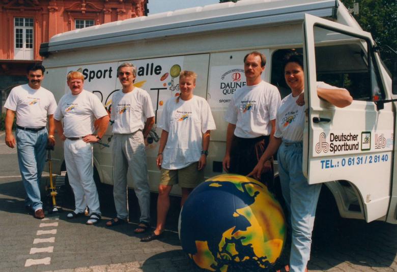 Sportmobil von 1990 mit LSB-Mitarbeitenden