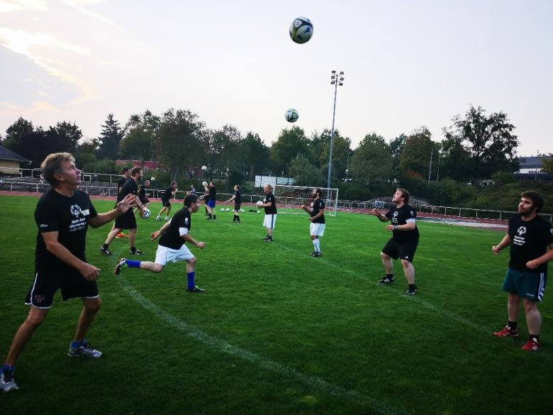 Inklusives Fußballtraining beim VfB Ploch. Übung mit Kopfballspiel.
