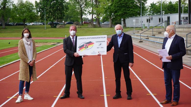 Offizielle Schildübergabe am Mainzer LLZ im USC Stadion. 