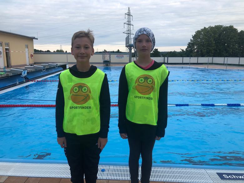 Zwei Kinder vor Schwimmbecken bei einer Sportfinder-Aktion