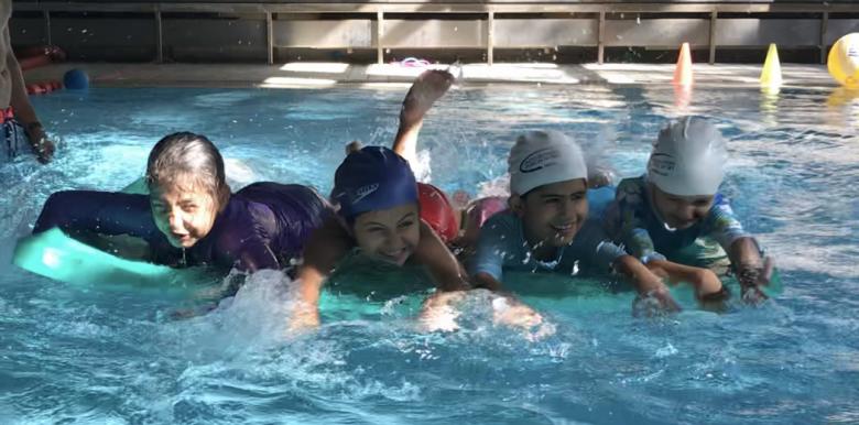 Kindern beim Schwimmen lernen.