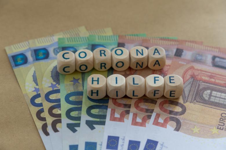 Geldscheine und Buchstabenwürfel