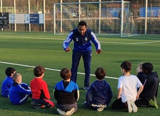 Trainer mit Fußballkindern