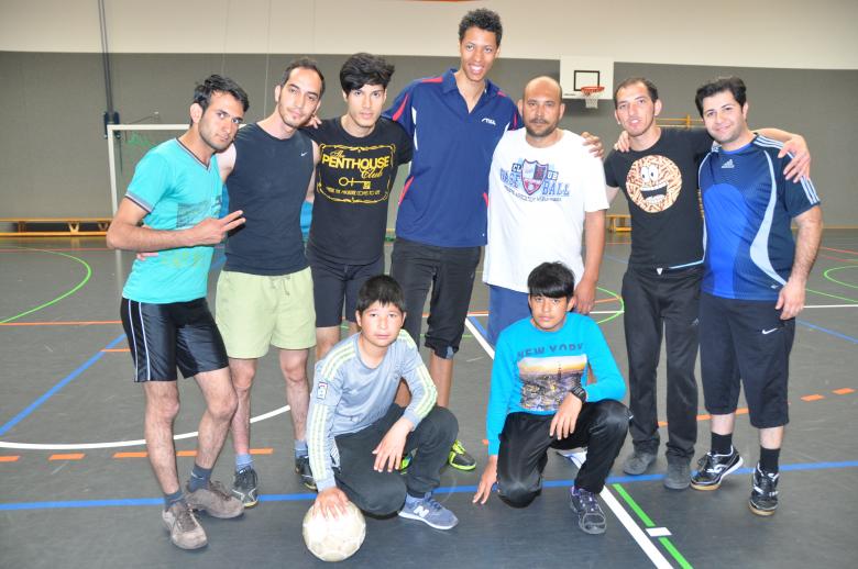 Flüchtlinge Gruppenfoto beim Hallenfußball