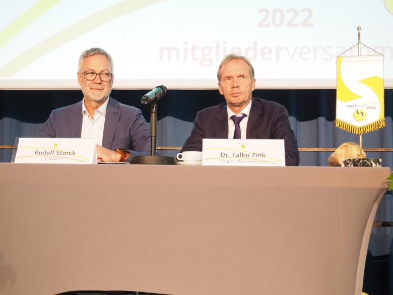 Zwei Männer auf dem Podium