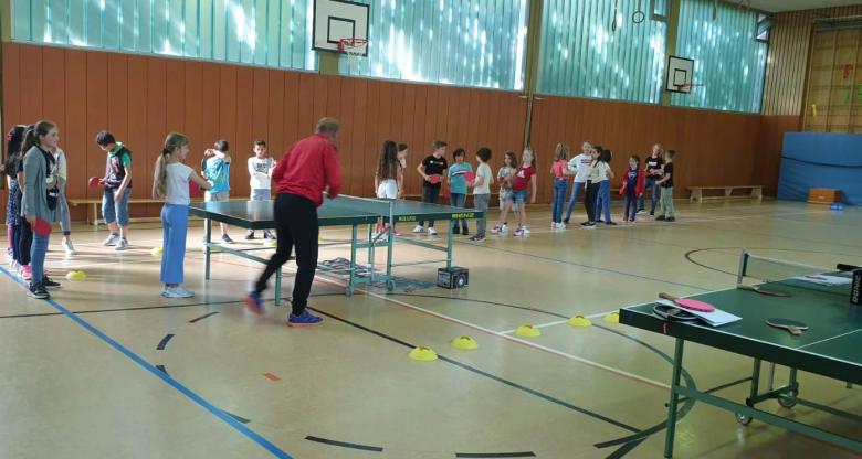 Tischtennis-Kinder in der Halle