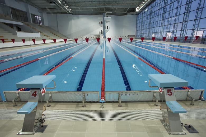 Leeres Schwimmerbecken.