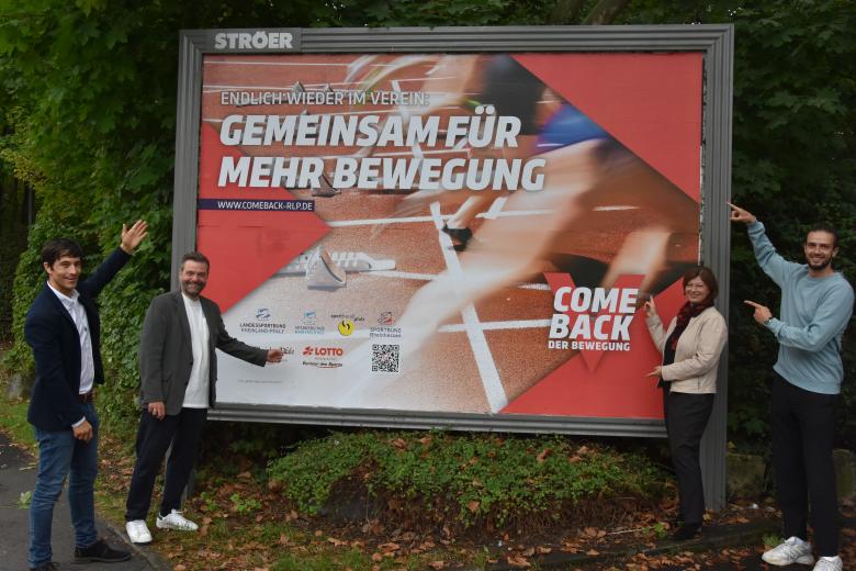 Menschen vor Plakat