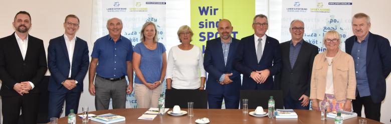Gruppenbild mit vielen Menschen