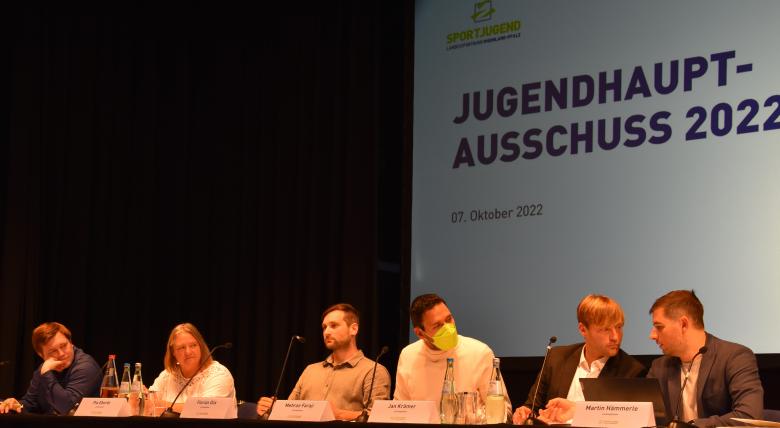 Junge Menschen an einem langen Tisch