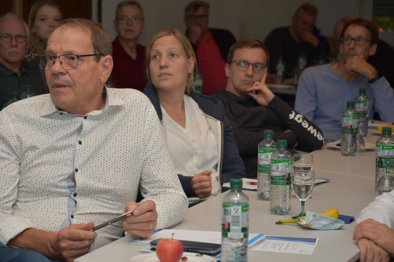 Männer und Frauen bei Tagung