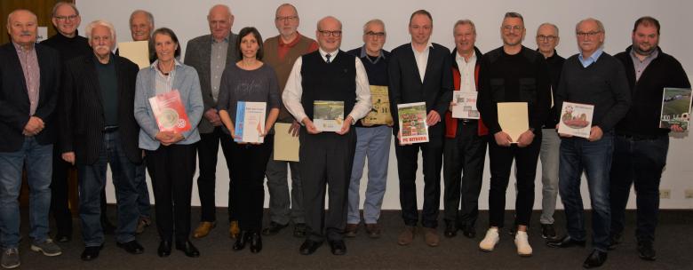 Personen mit Jubiläumsschriften und Urkunden in der Hand