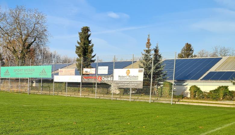 Solaranlage auf Dach Tennishalle