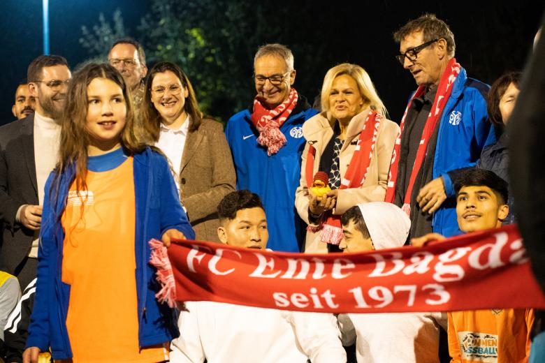 Fühlte sich wohl in der „Enten-Arena“: Bundesinnenministerin Nancy Faeser (2.v.r.) im Kreis der Enten-Protagonisten Stefan Schirmer (r.) und Ronald Uhlich (3.v.r.)