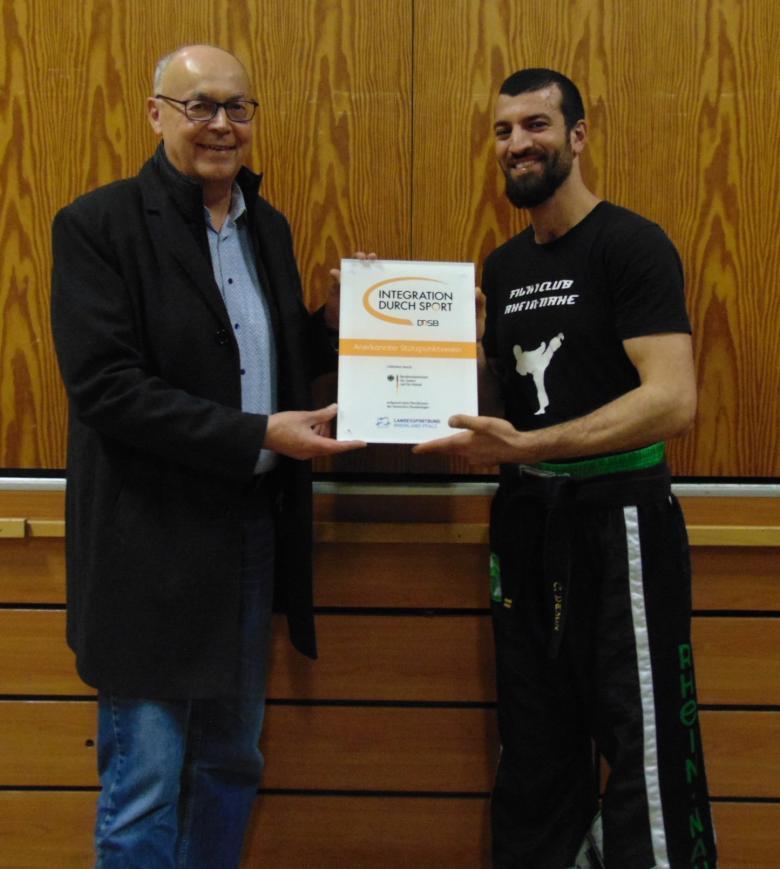 Bürgermeister Prof. Bernhard Walter mit Übungsleiter Caner Demir