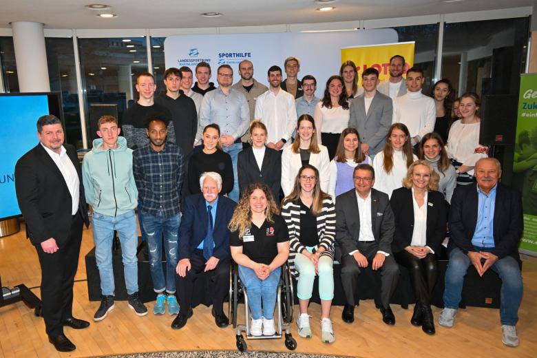 Gruppenfoto mit Sportler*innen